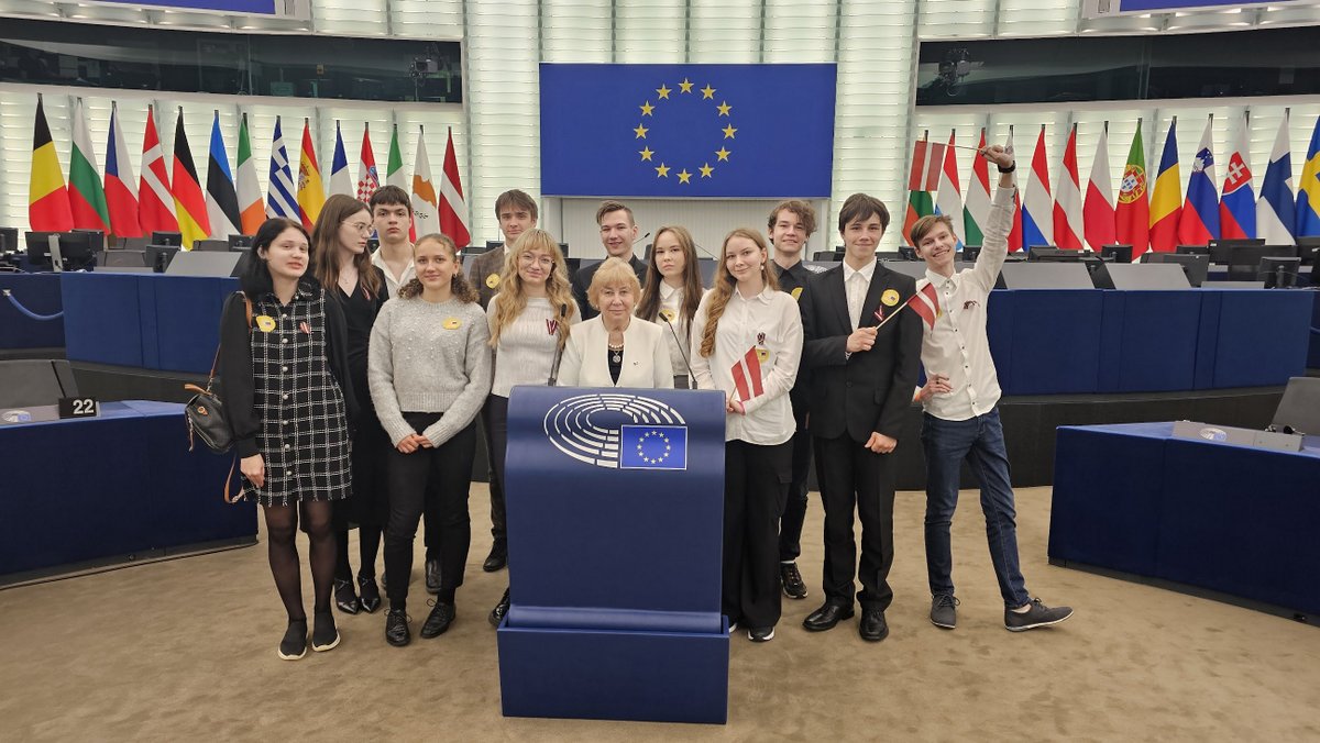 Rīgas 25.vidusskolas  Eiropas Parlamenta vēstnieku skolas aktīvisti Eiropas Parlamentā Strasbūrā