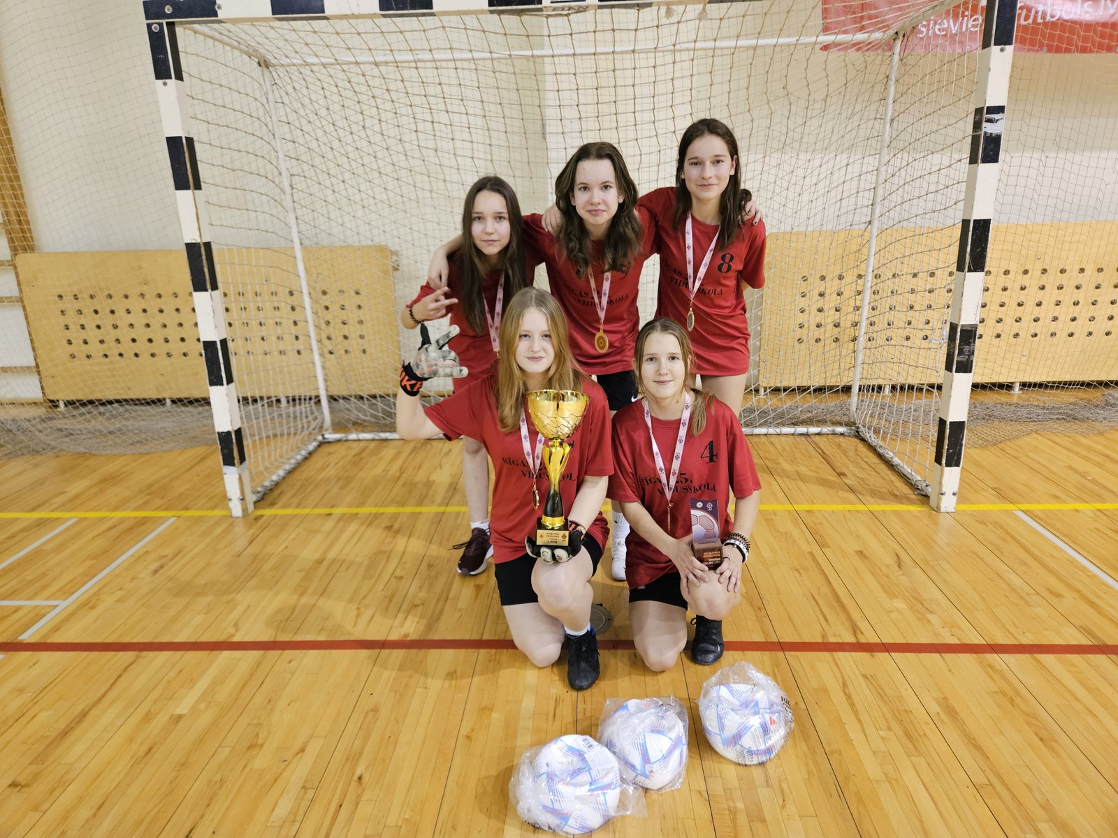 Meiteņu futbola komanda izcīna pirmo vietu turnīrā