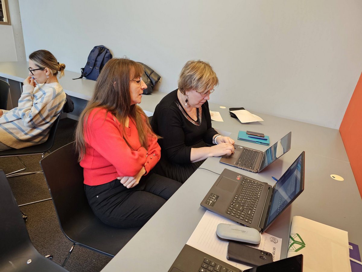 Rīgas 25. vidusskolas skolotāji apgūst zināšanas ĢIS Erasmus+ projektā Brigē, Beļģijā. Sint-Lodewijkscollege